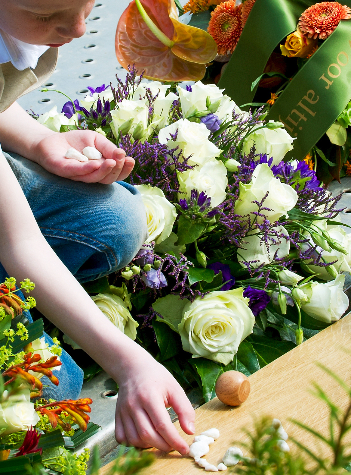 Kind brengt laatste groet Jongen bij opa zijn graf